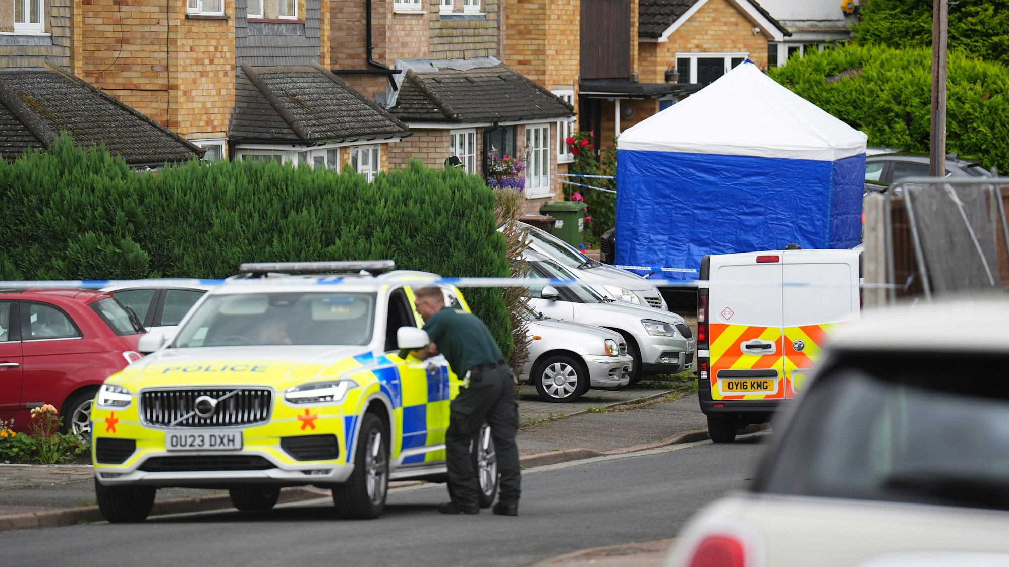 Polizisten bewachen einen Tatort, an dem drei Frauen mit schweren Verletzungen aufgefunden wurden und kurz vor 19 Uhr am Dienstag am Tatort starben. Nach dem mutmaßlichen Täter wurde eine Fahndung eingeleitet.