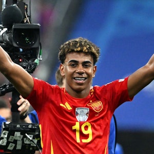 09.07.2024, Bayern, München: Fußball, UEFA Euro 2024, EM, Spanien - Frankreich, Finalrunde, Halbfinale, München Fußball Arena, Spaniens Lamine Yamal feiert den 2:1-Sieg. Foto: Peter Kneffel/dpa +++ dpa-Bildfunk +++