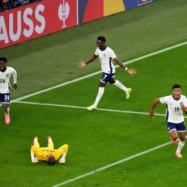 Englands Stürmer Ollie Watkins dreht nach seinem Siegtreffer zum 2:1 jubelnd ab.