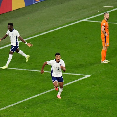 Englands Stürmer Ollie Watkins dreht nach seinem Siegtreffer zum 2:1 jubelnd ab.