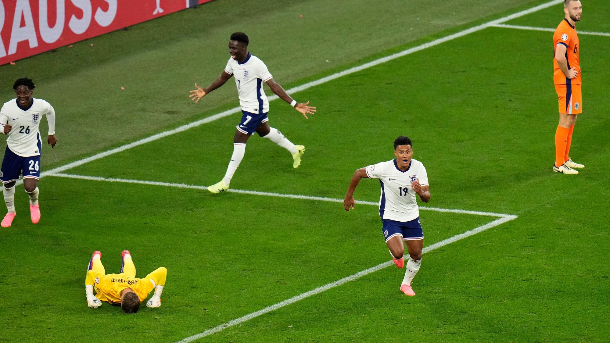 Englands Stürmer Ollie Watkins dreht nach seinem Siegtreffer zum 2:1 jubelnd ab.