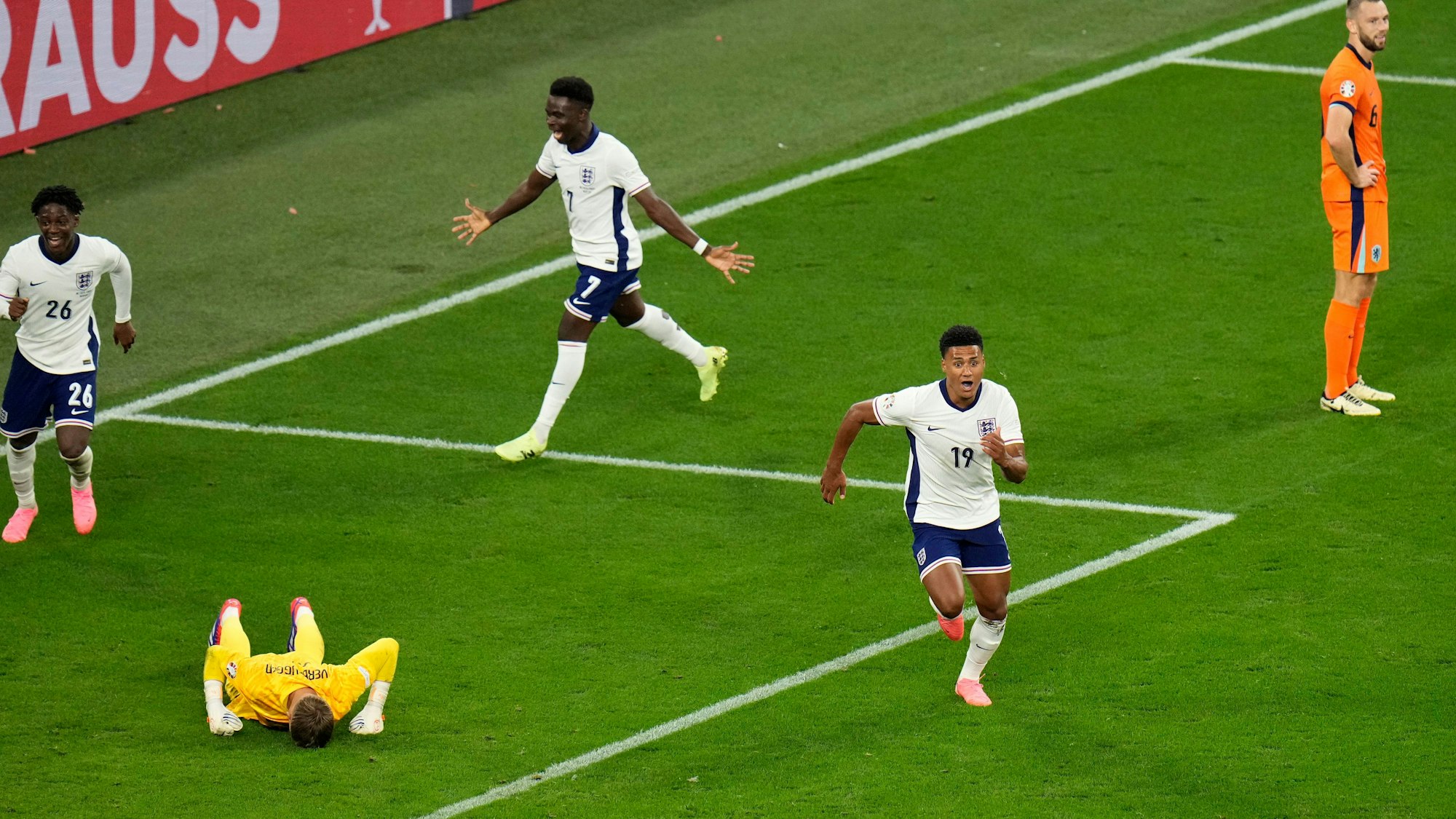 Englands Stürmer Ollie Watkins dreht nach seinem Siegtreffer zum 2:1 jubelnd ab.