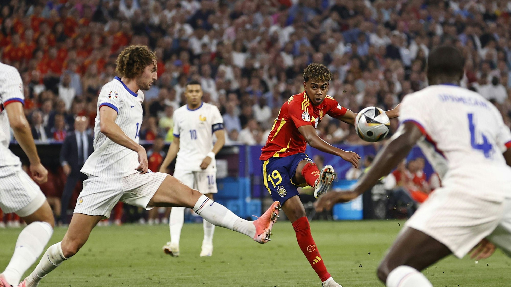 Was für ein Schlenzer: Lamine Yamal besorgte gegen Frankreich den Ausgleich.