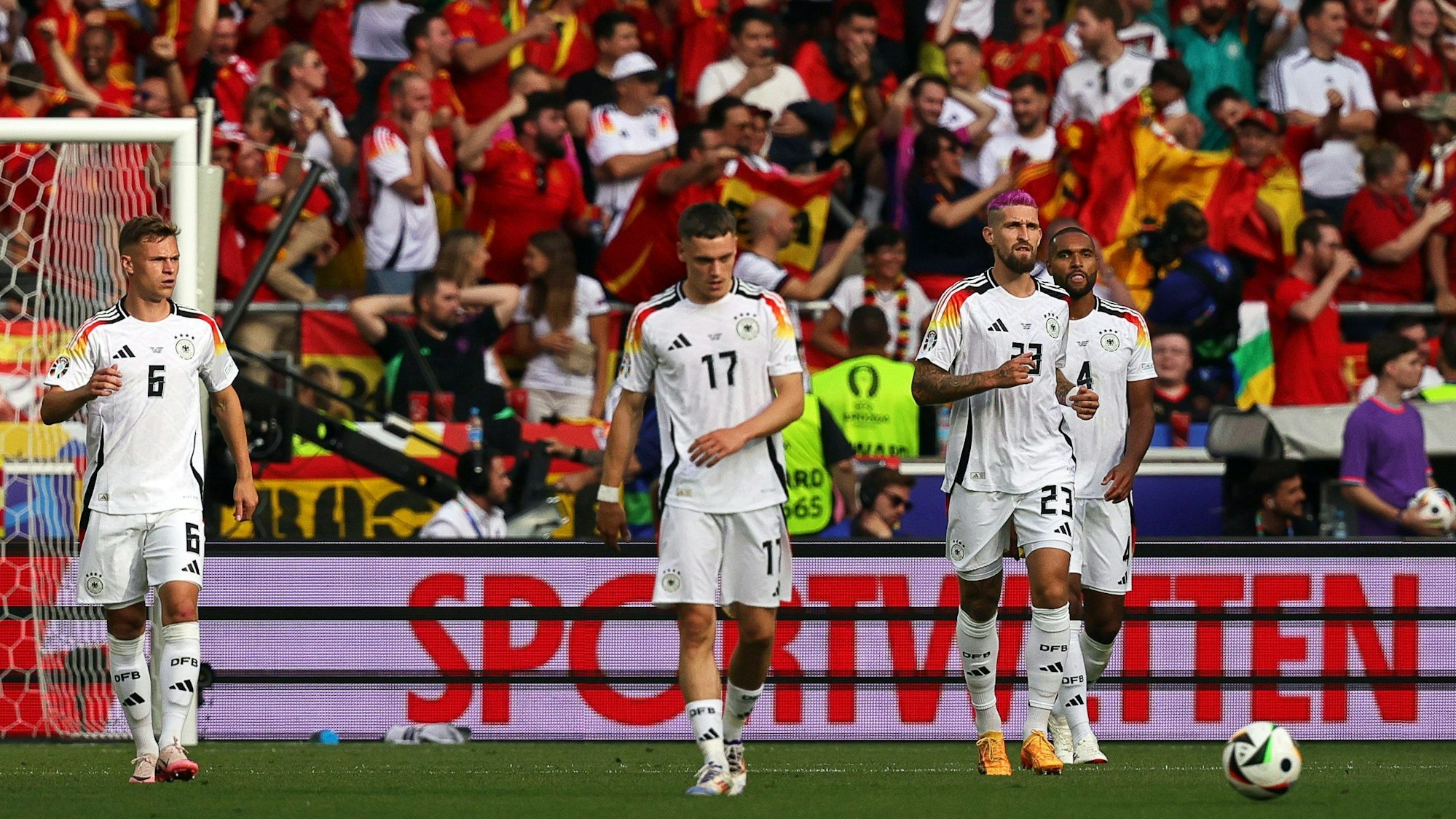 Spanien - Deutschland, Finalrunde, Viertelfinale, Stuttgart Arena, Deutschlands Spieler Joshua Kimmich (l-r), Florian Wirtz, Robert Andrich und Jonathan Tah reagieren nach Spaniens Treffer zum 1:0.