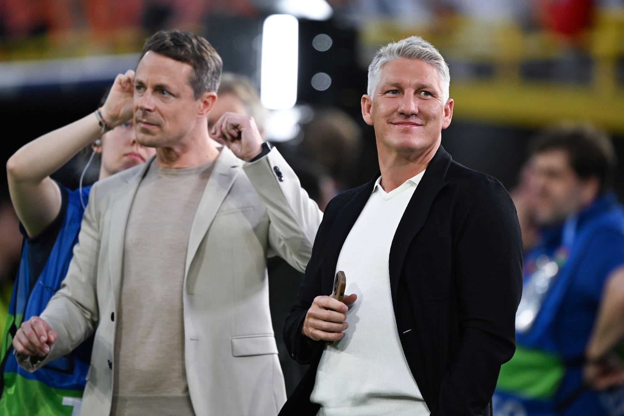 10.07.2024, Nordrhein-Westfalen, Dortmund: Fußball, UEFA Euro 2024, EM, Niederlande - England, Finalrunde, Halbfinale, Stadion Dortmund, der ehemalige Fußball-Weltmeister Bastian Schweinsteiger (r) steht als TV-Experte neben Moderator Alexander Bommes in der Arena. Foto: Bernd Thissen/dpa +++ dpa-Bildfunk +++