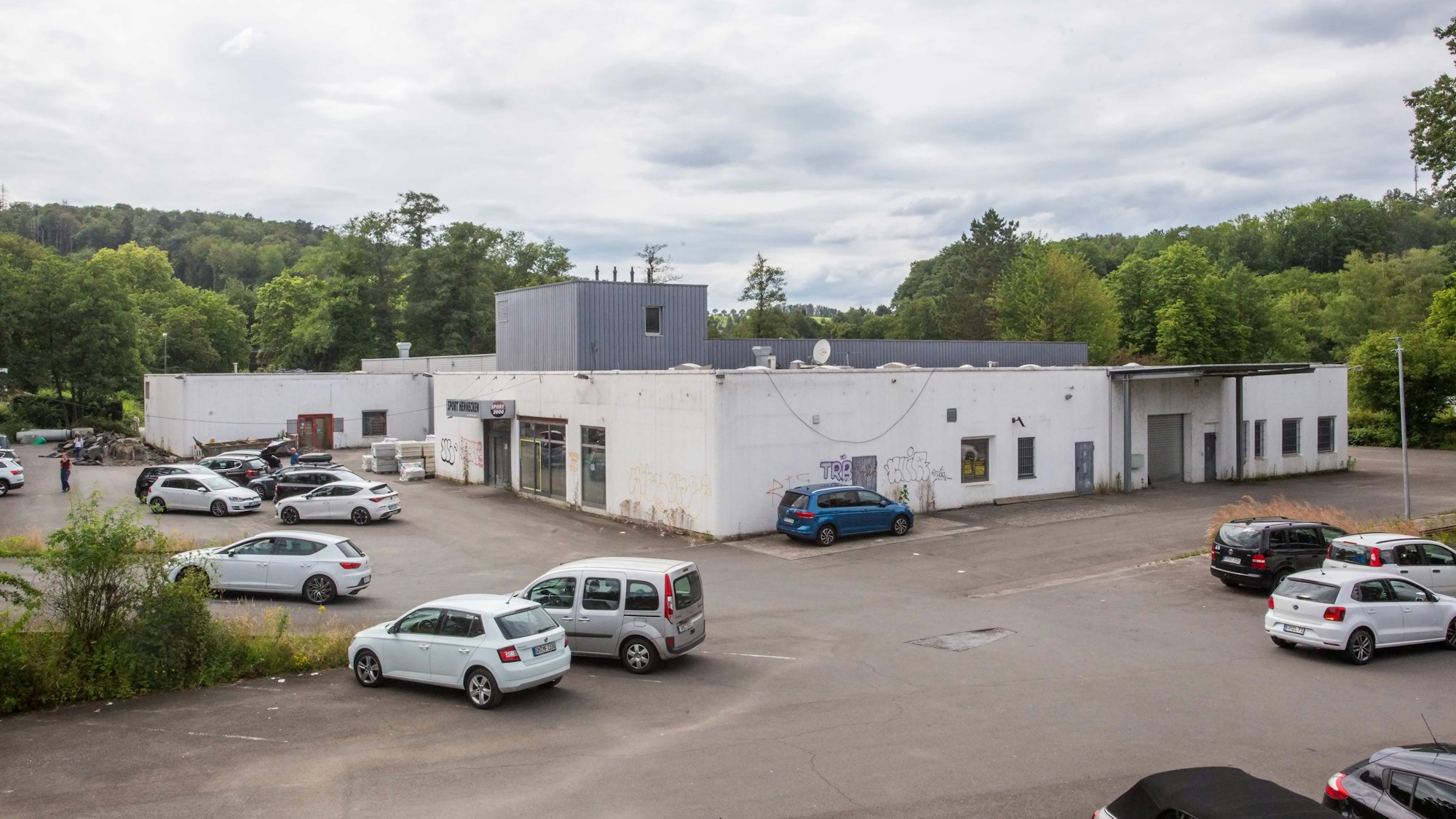 Eine alte Gewerbehalle.