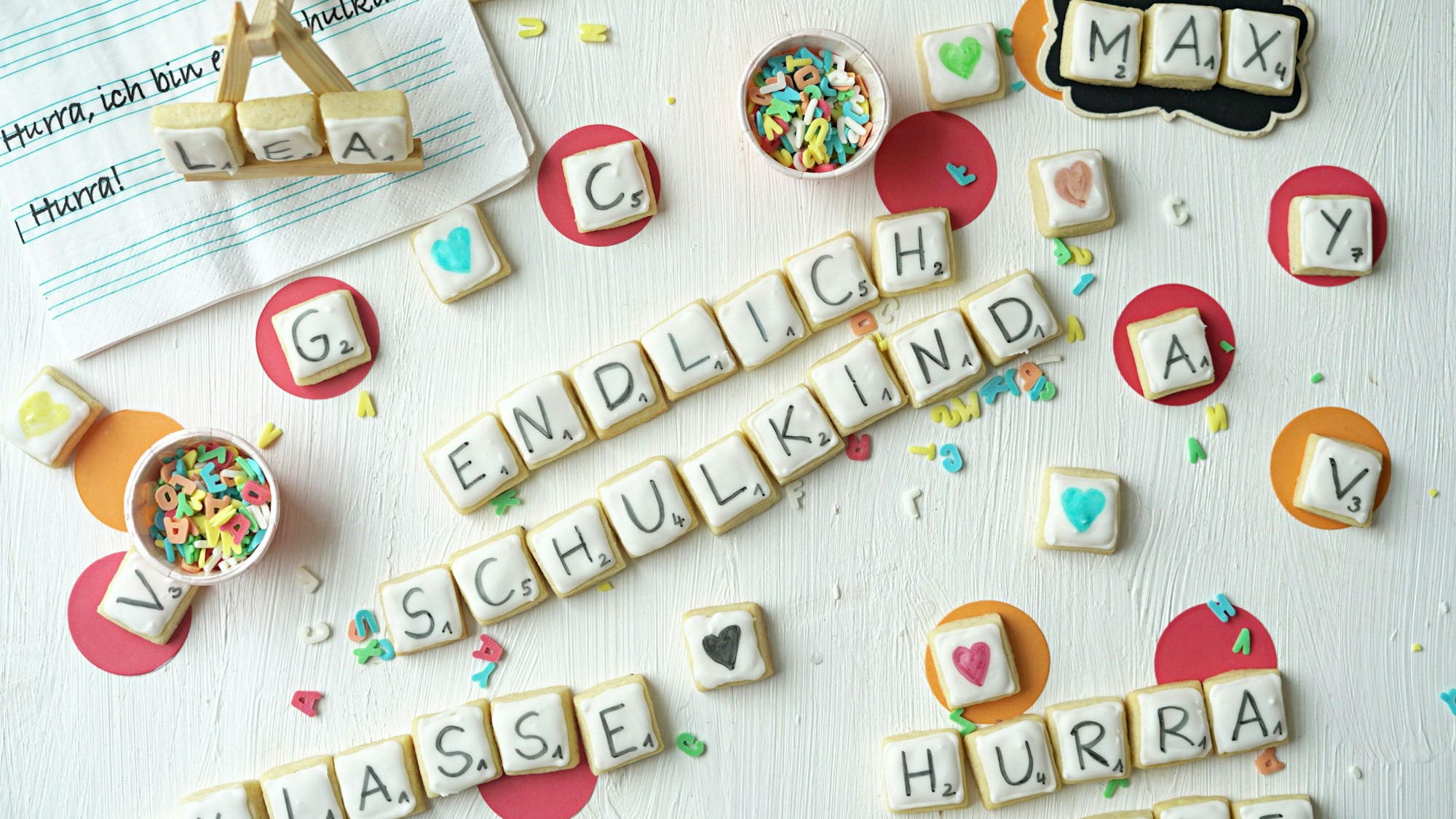 Die Kekse liegen auf einen Tisch.