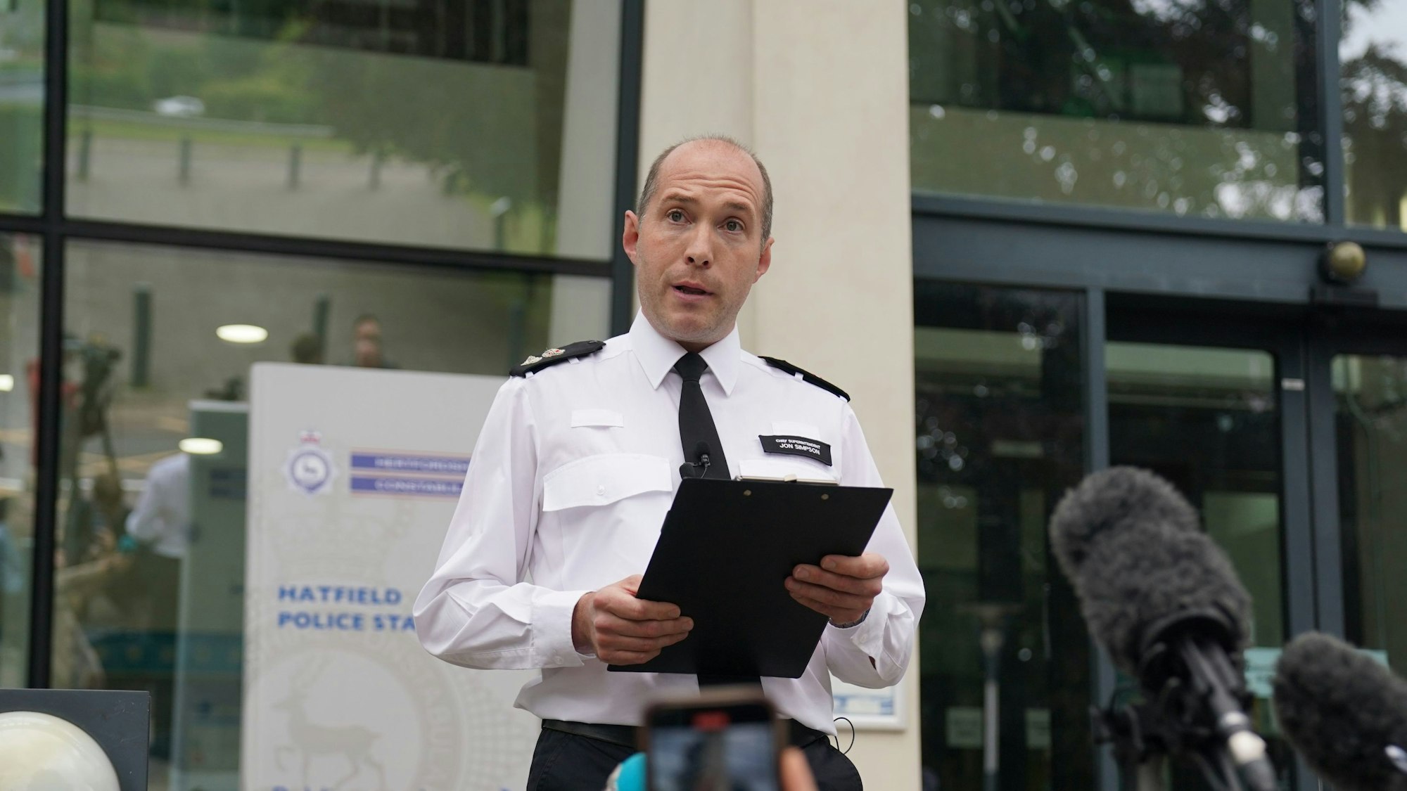 Jon Simpson, Chief Superintendent von der Polizei Hertfordshire, spricht vor dem Polizeirevier Hatfield zur Presse, nachdem drei Frauen am Dienstagabend mit schweren Verletzungen aufgefunden wurden und starben.