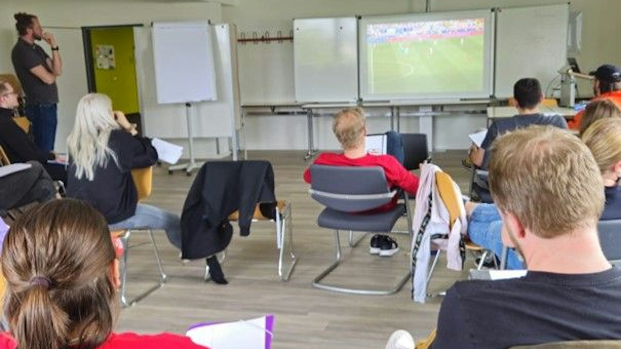 Studierende schauen gemeinsam das Viertelfinale Deutschland gegen Spanien