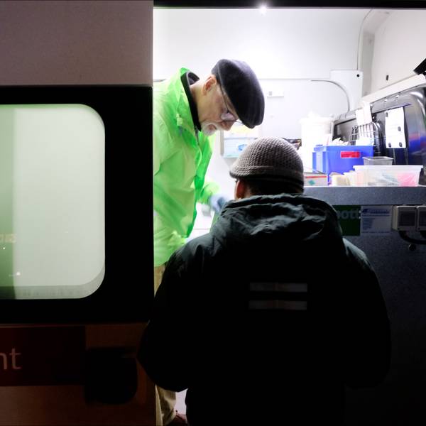In dem Krankenwagen von „Gesundheit für Wohnungslose“ am Appellhofplatz können Obdachlose jeden Montag- und Mittwochabend kostenlose medizinische Hilfe bekommen.