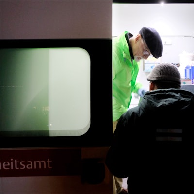 In dem Krankenwagen von „Gesundheit für Wohnungslose“ am Appellhofplatz können Obdachlose jeden Montag- und Mittwochabend kostenlose medizinische Hilfe bekommen.