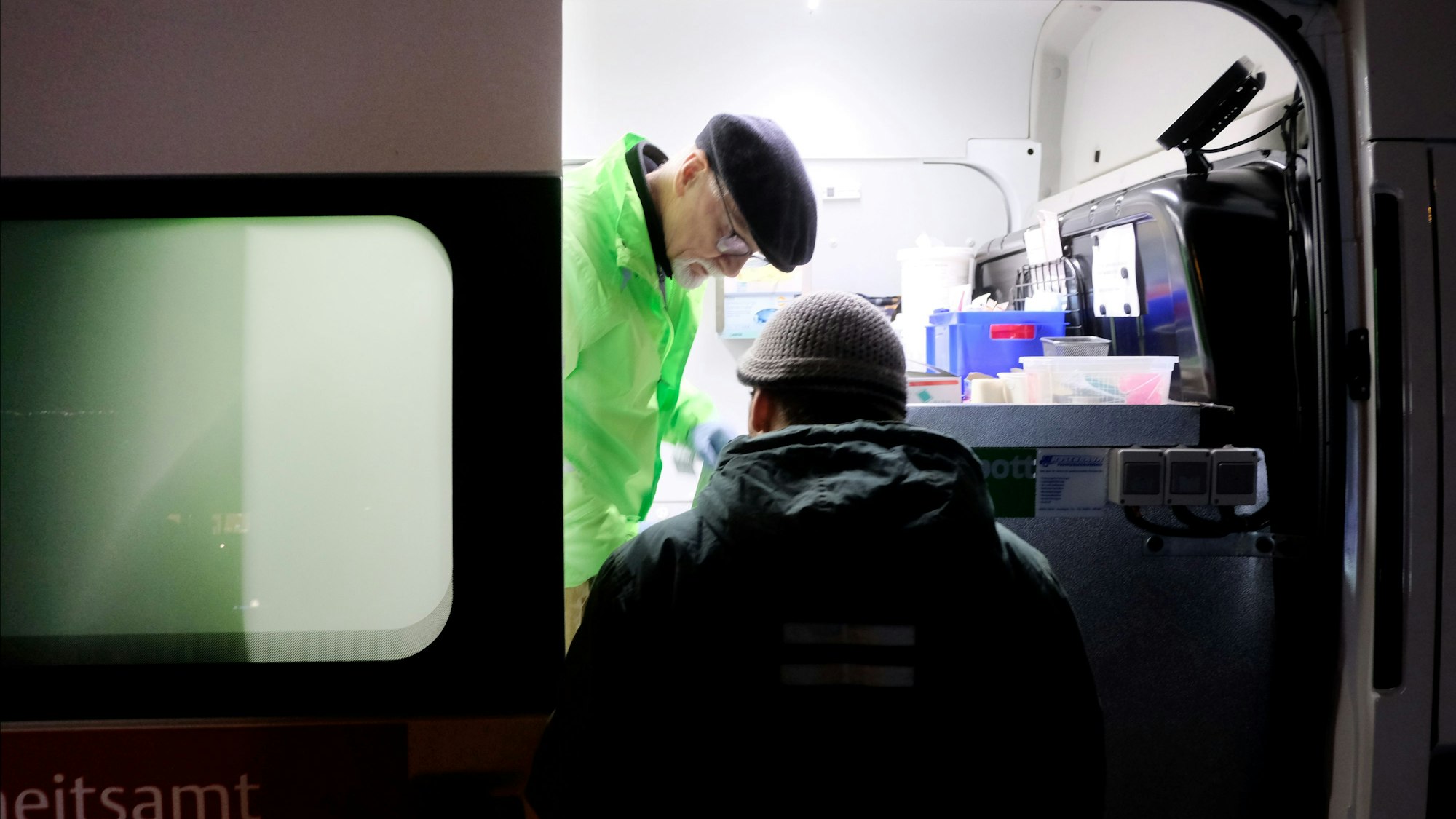 In dem Krankenwagen von „Gesundheit für Wohnungslose“ am Appellhofplatz können Obdachlose jeden Montag- und Mittwochabend kostenlose medizinische Hilfe bekommen.