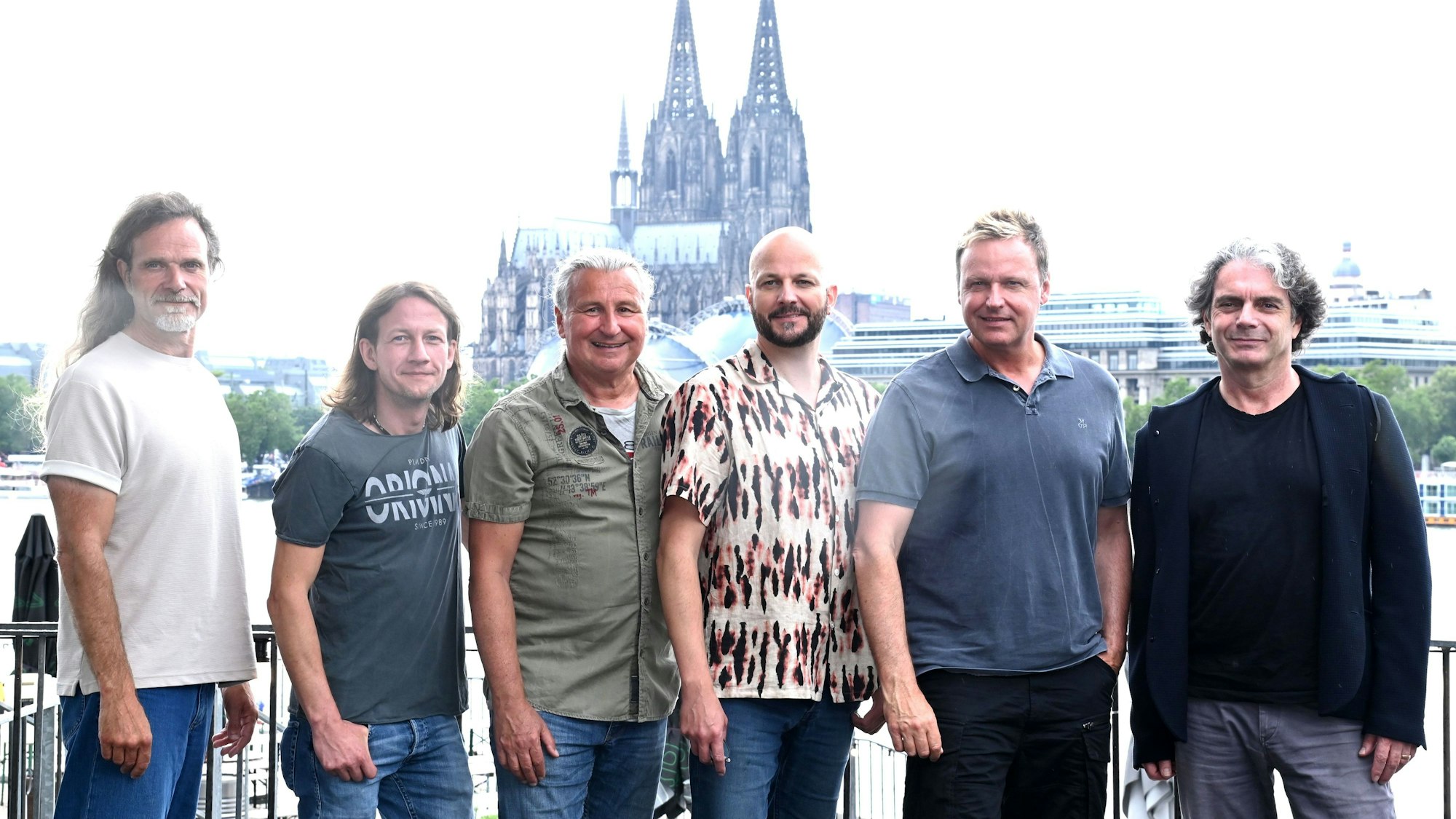 Bläck Fööss auf der Terrasse des Theaters am Tanzbrunnen, im Hintergrund ist der Kölner Dom zu sehen.