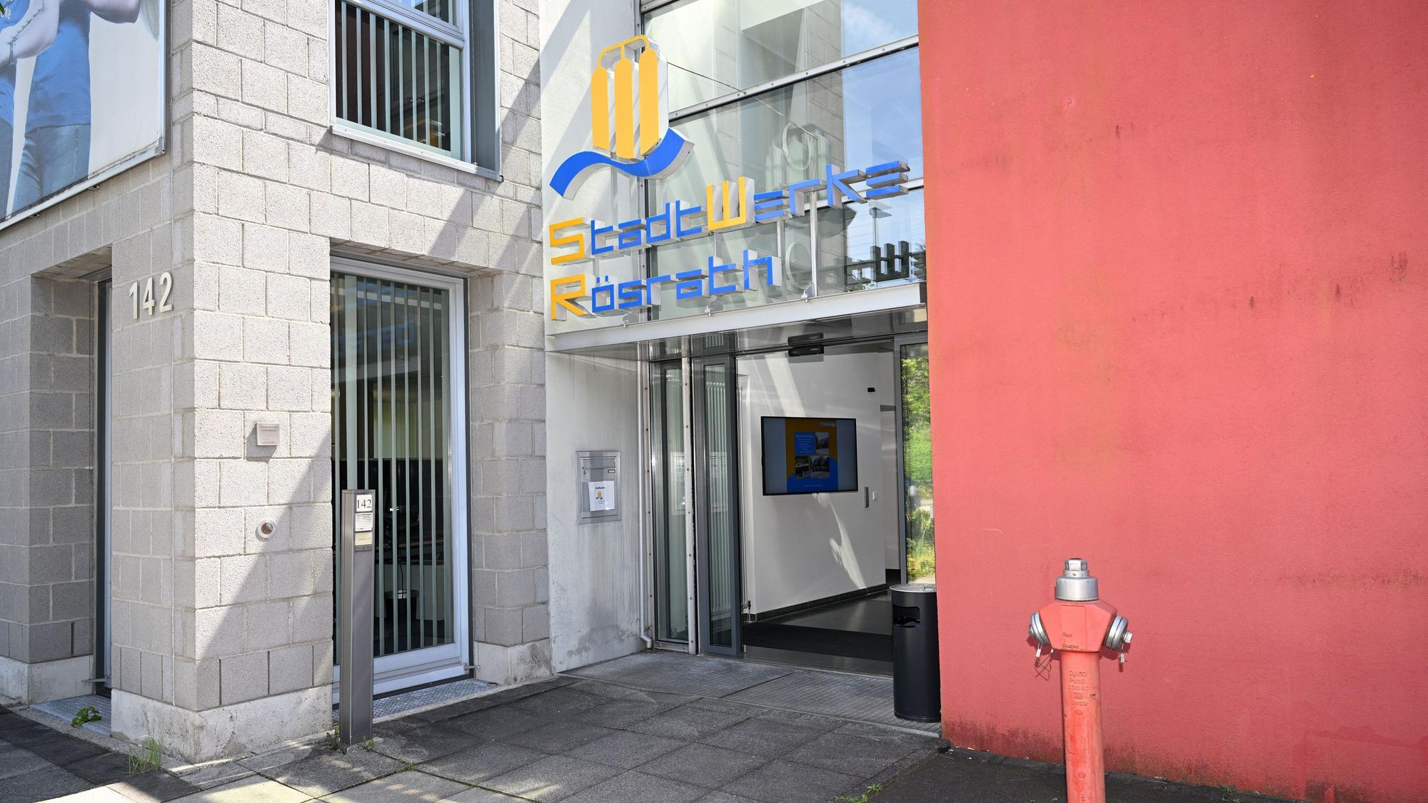 Der Eingang zum Verwaltungsgebäude der Stadtwerke Rösrath ist neu gestaltet.