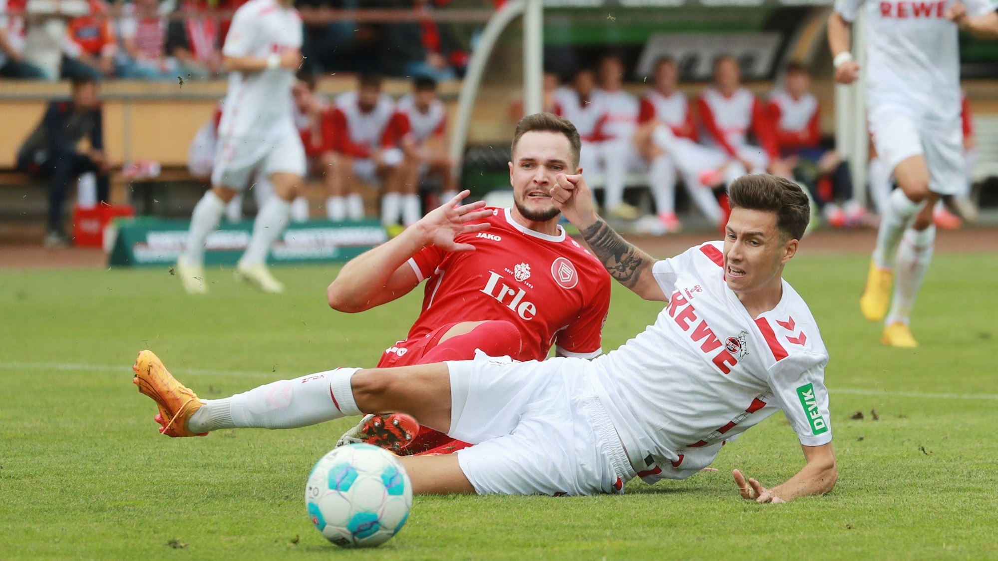 Stark am Ball, kann aber auch grätschen: Denis Huseinbasic, hier im Test gegen die Sportfreunde Siegen.