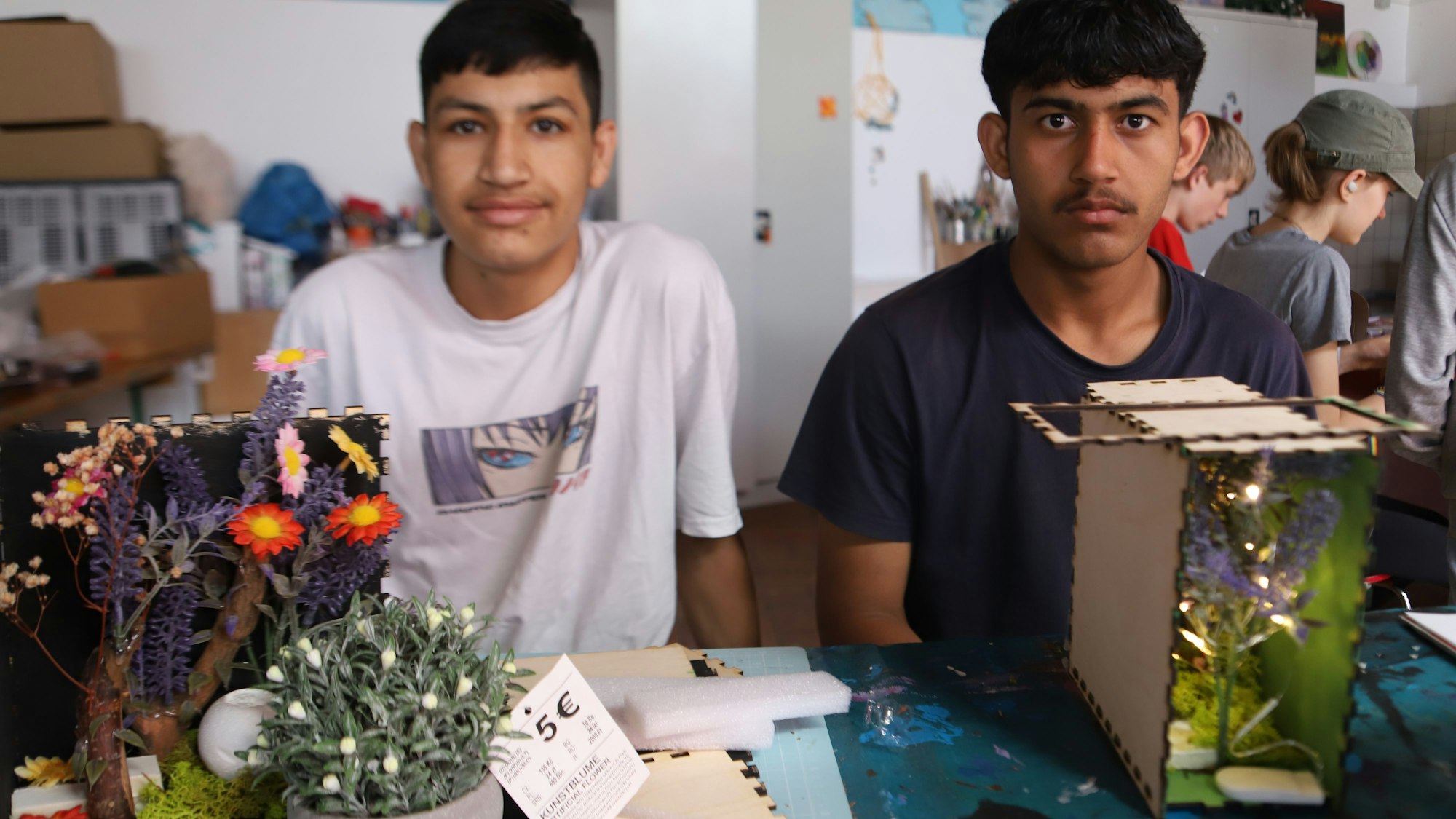 Zwei Jugendliche präsentieren ihre „Booknooks“, Szenen im Buchformat.