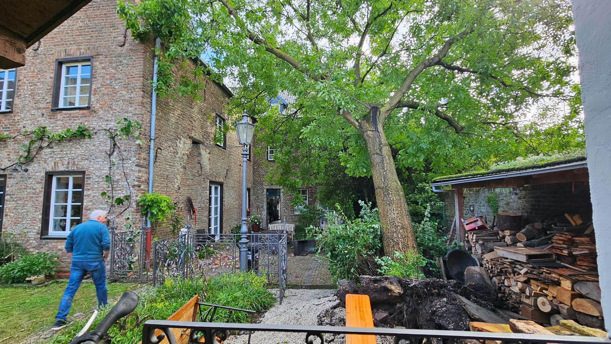 Am Vogthaus brach eine Stufe des Treppengiebels ab und ein Walnussbaum im Innenhof stürzte um.