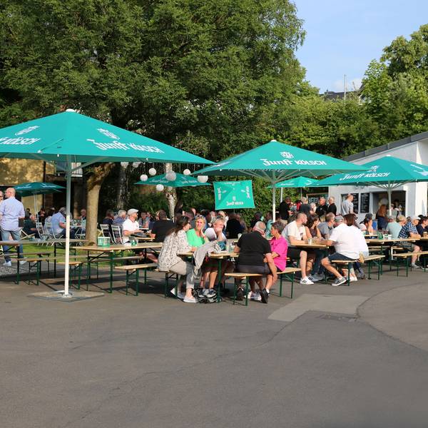 Blick auf den Pop-Up-Biergarten an der Erzquell Brauerei in Bielstein.