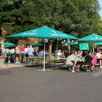 Blick auf den Pop-Up-Biergarten an der Erzquell Brauerei in Bielstein.