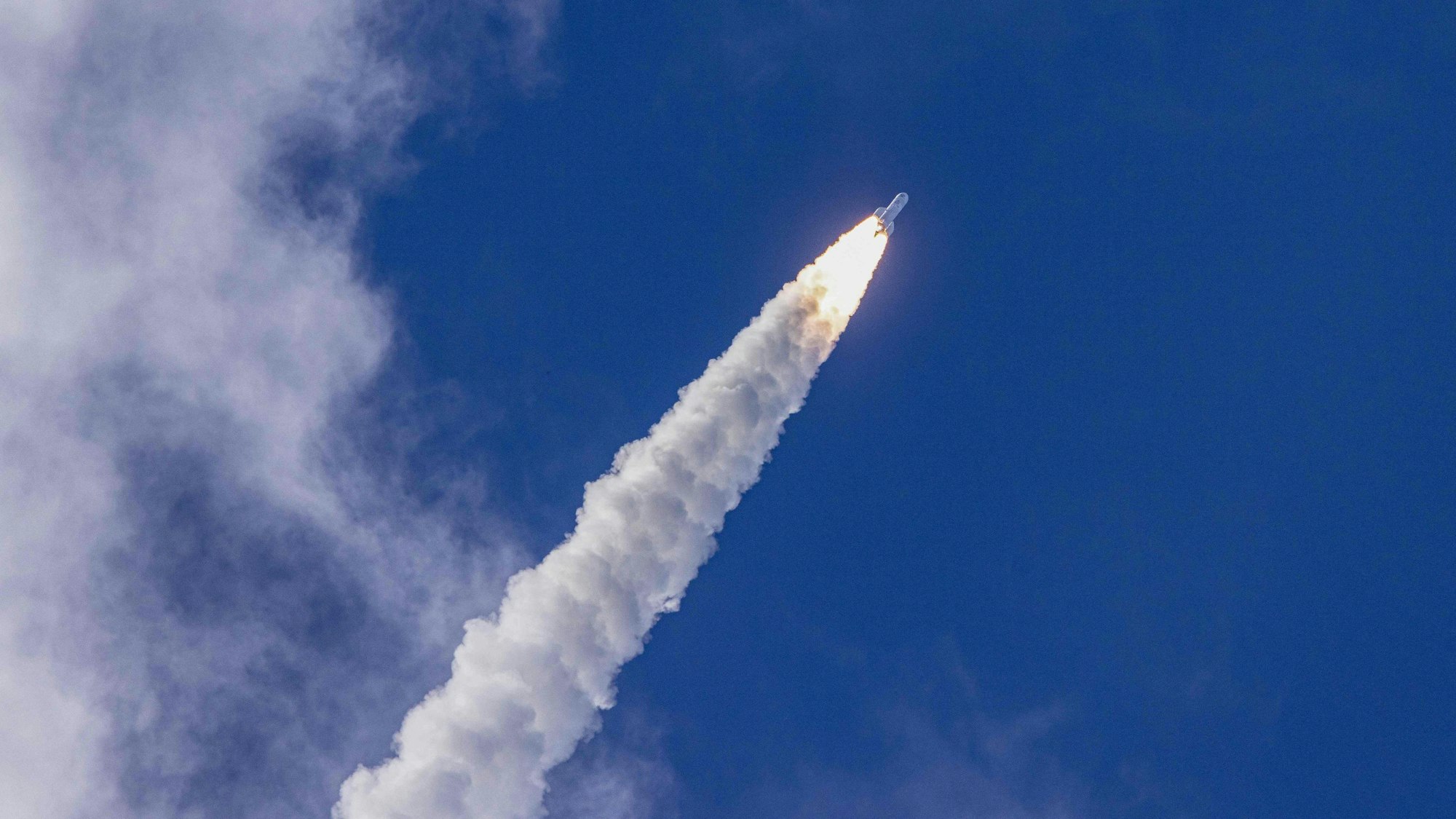 Die Rakete Ariane 6 hebt am 09. Juli 2024 vom Startplatz des Guiana Space Centre European in Kourou, Französisch-Guyana ab.