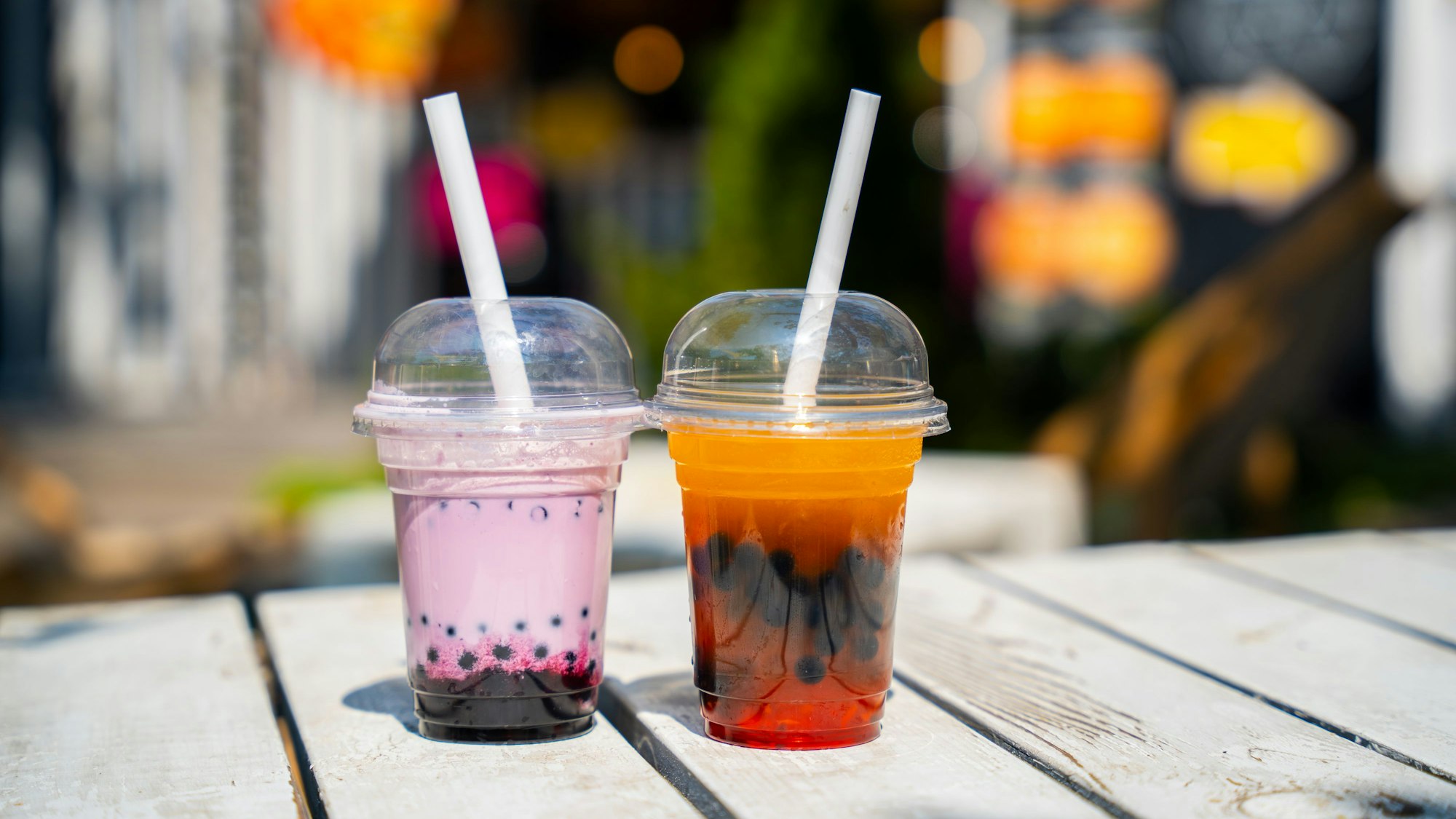 Bubble Tea in Plastikbehältern.