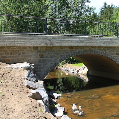 Das Bild zeigt die neu gebaute Schaafbachbrücke.