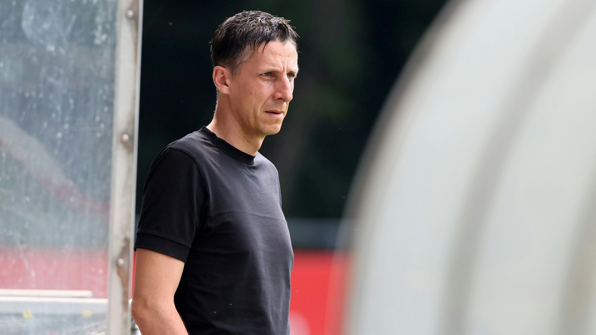 FC-Sportchef Christian Keller am Rande eines Trainngs am Geißbockheim.
