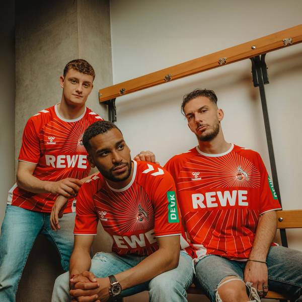 Eric Martel, Linton Maina und Leart Pacarada tragen das neue Auswärtstrikot des 1. FC Köln