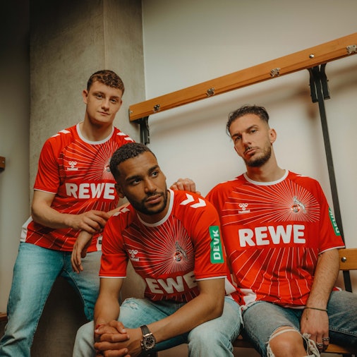 Eric Martel, Linton Maina und Leart Pacarada tragen das neue Auswärtstrikot des 1. FC Köln