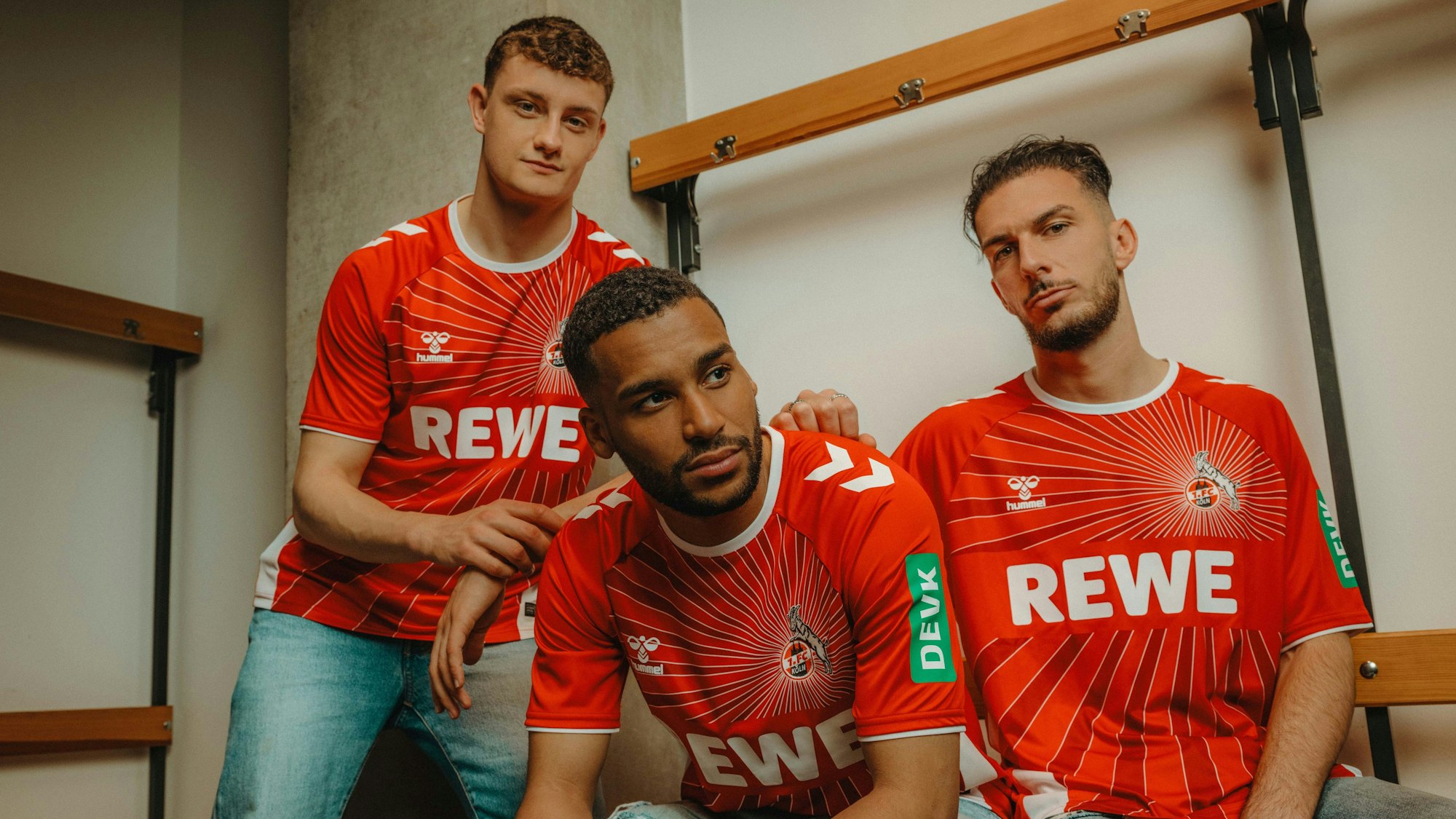 Eric Martel, Linton Maina und Leart Pacarada tragen das neue Auswärtstrikot des 1. FC Köln