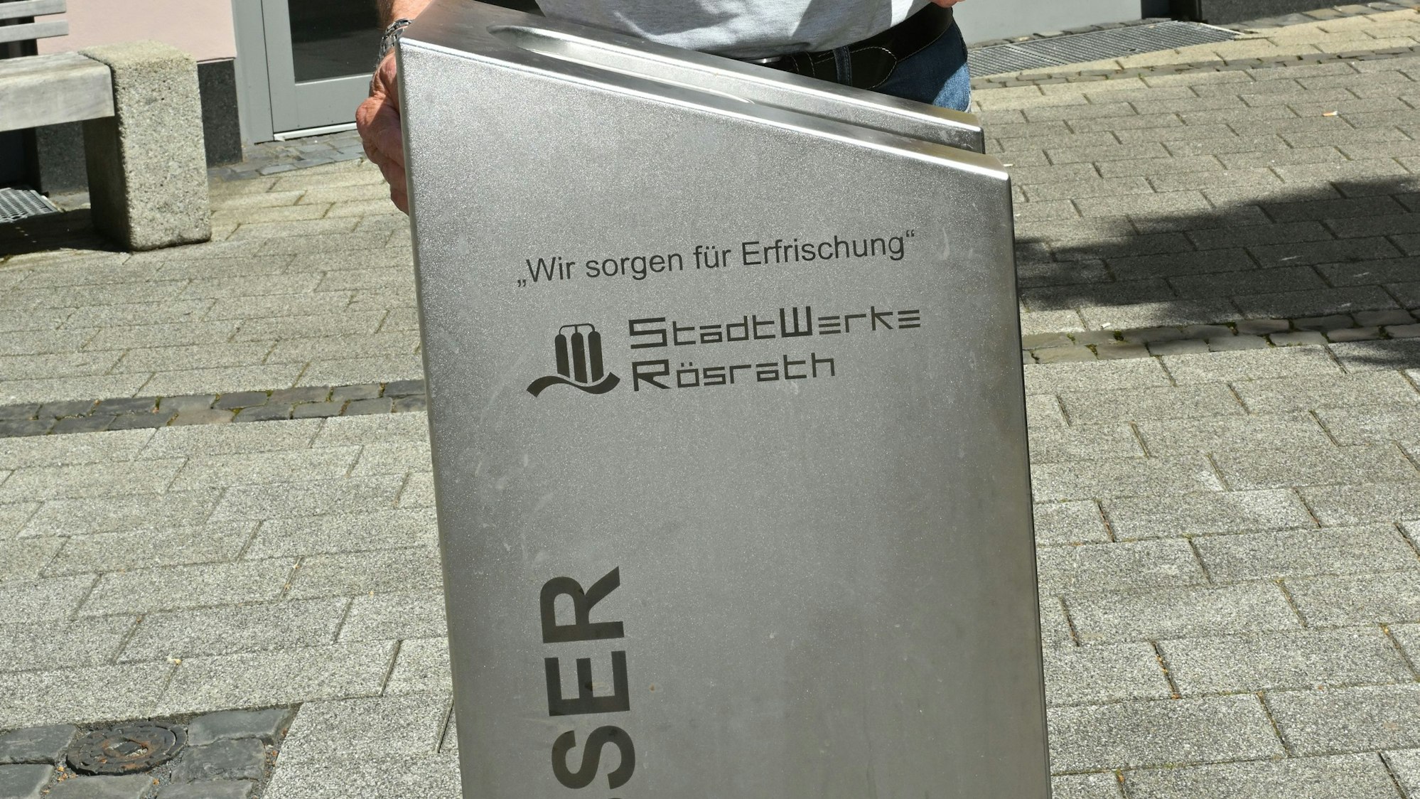 Den neuen Trinkwasserbrunnen auf dem Rathausplatz in Rösrath-Hoffnungsthal hat Hans-Georg Wittmann von Anfang an genutzt. Leider war er laut Wittmann nach wenigen Tagen defekt.