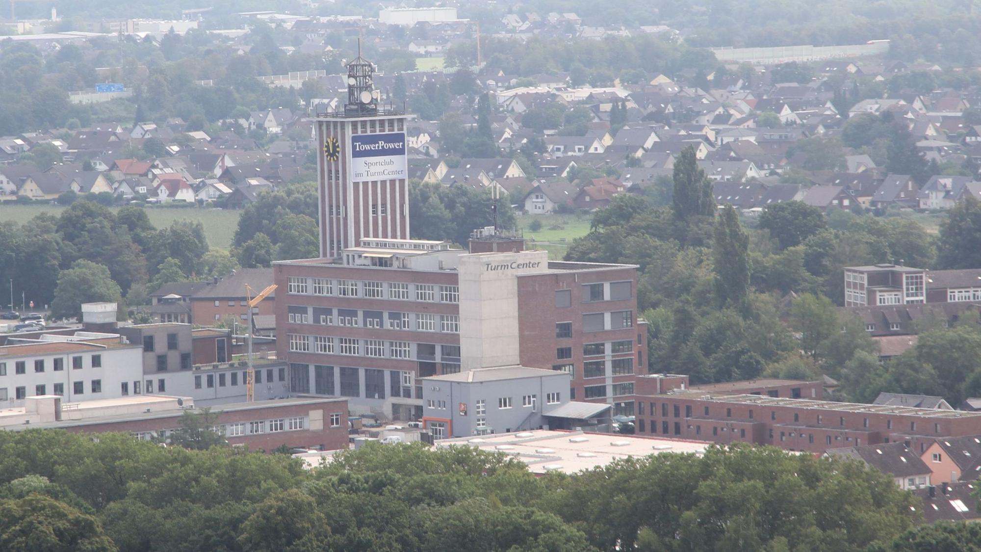 Eine alte Fabrik aus Backsteinen mit einem Turm