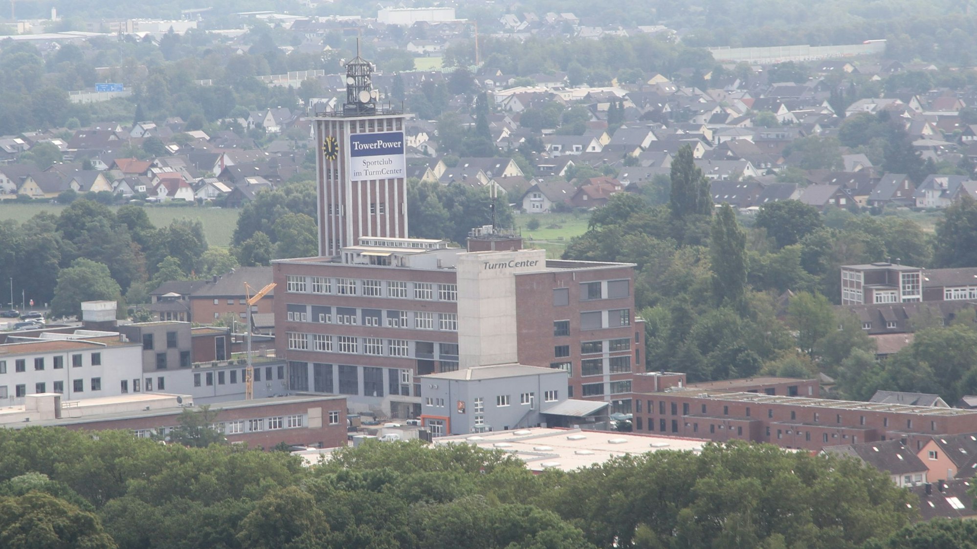 Eine alte Fabrik aus Backsteinen mit einem Turm
