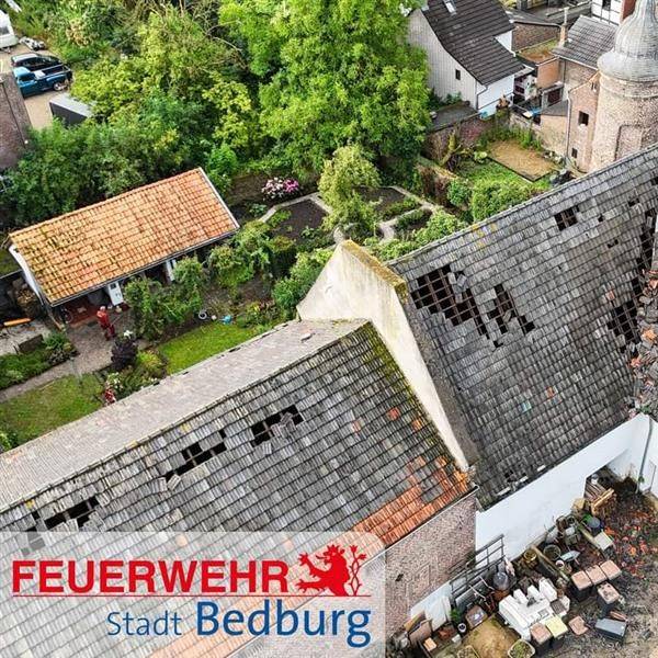 Eine Windhose hat Alt-Kaster getroffen und schwere Schäden angerichtet. Das Luftbild zeigt abgedeckte Dächer im Burghof.