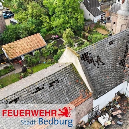 Eine Windhose hat Alt-Kaster getroffen und schwere Schäden angerichtet. Das Luftbild zeigt abgedeckte Dächer im Burghof.