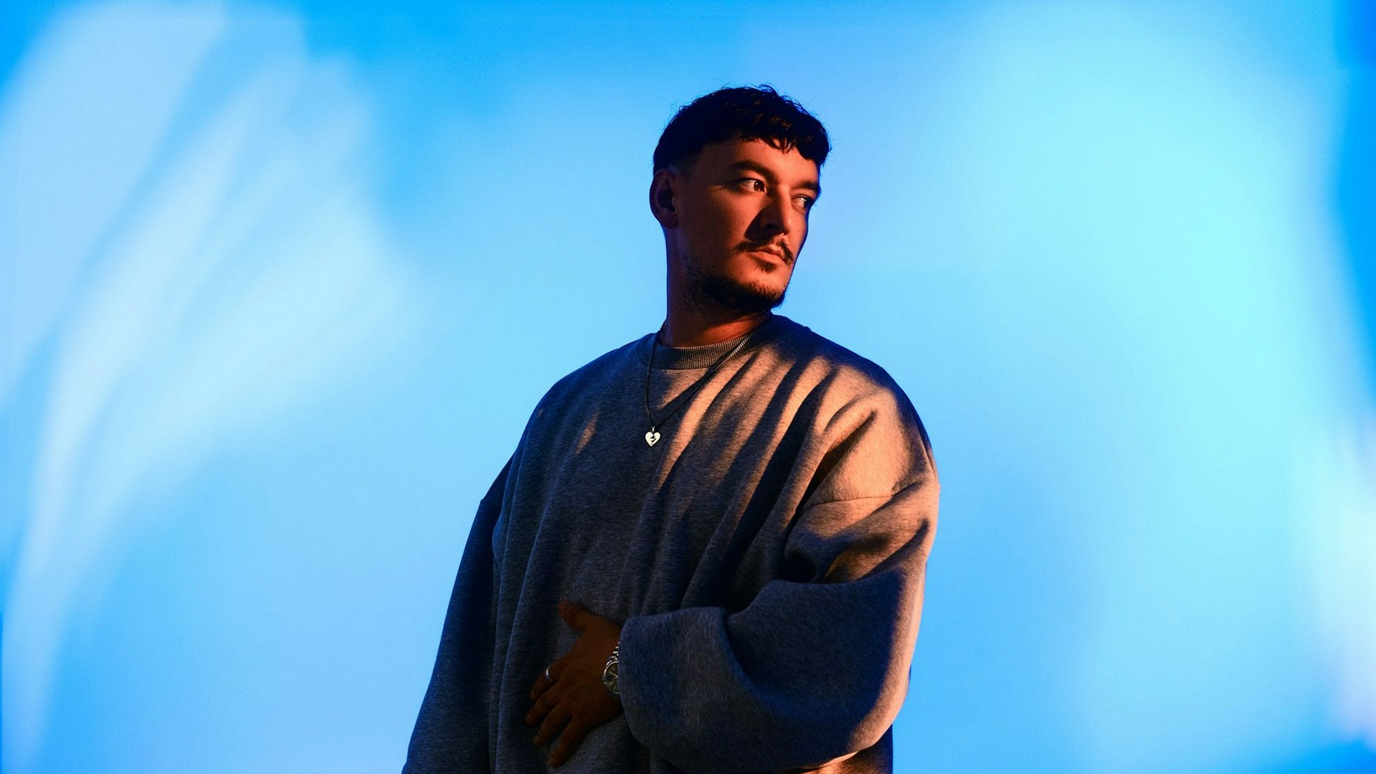 Rapper und Sänger Montez vor blauem Hintergrund