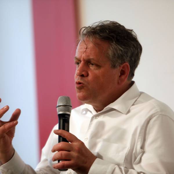 Journalist Marcus Bensmann spricht in ein Mikrofon