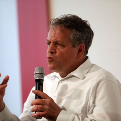 Journalist Marcus Bensmann spricht in ein Mikrofon