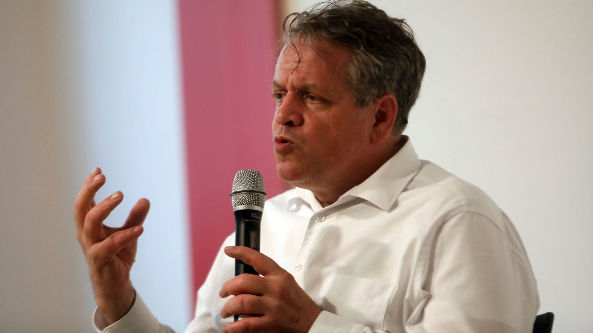Marcus Bensmann bei einem Auftritt in der Kölner Karl-Rahner-Akademie