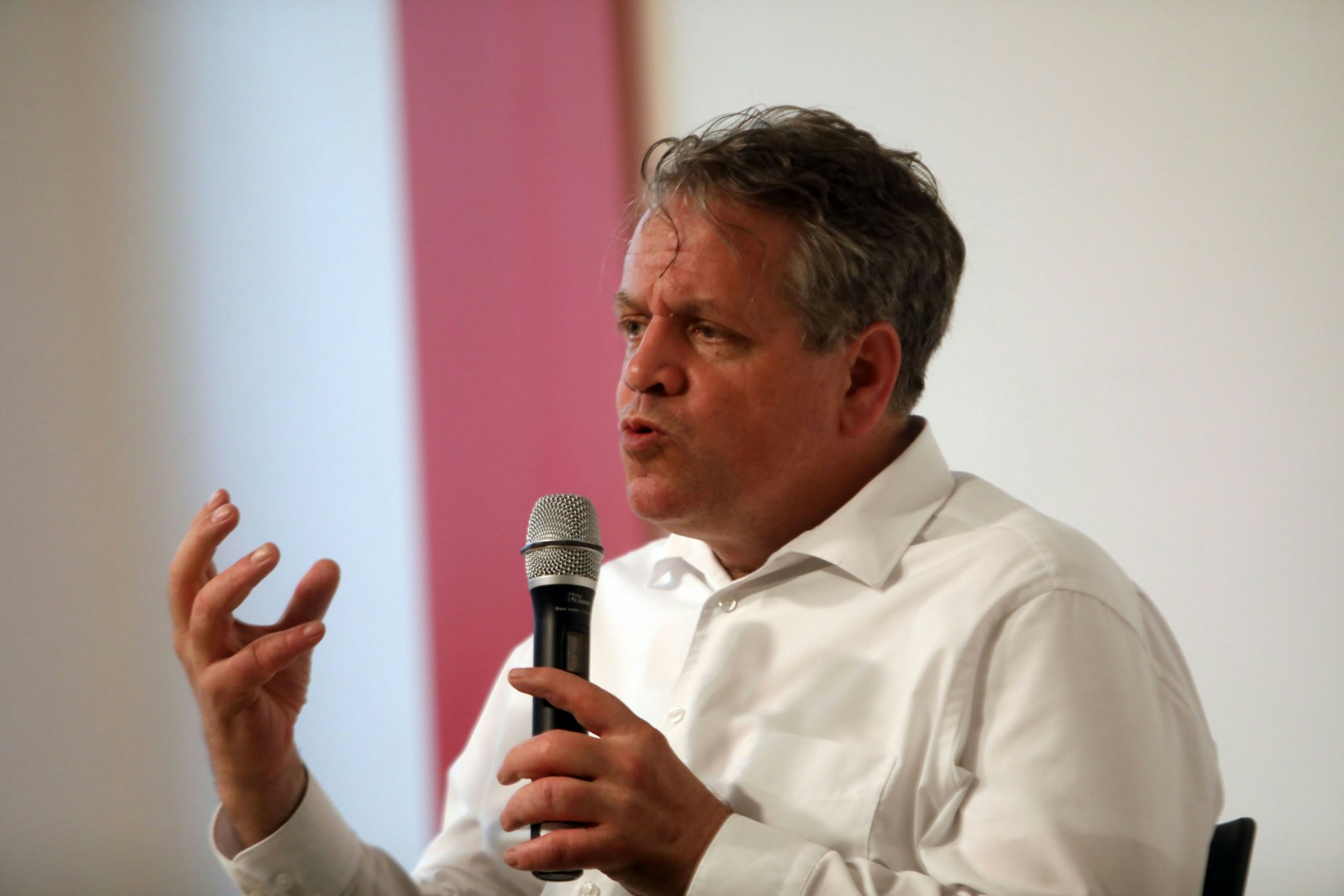 Journalist Marcus Bensmann spricht in ein Mikrofon