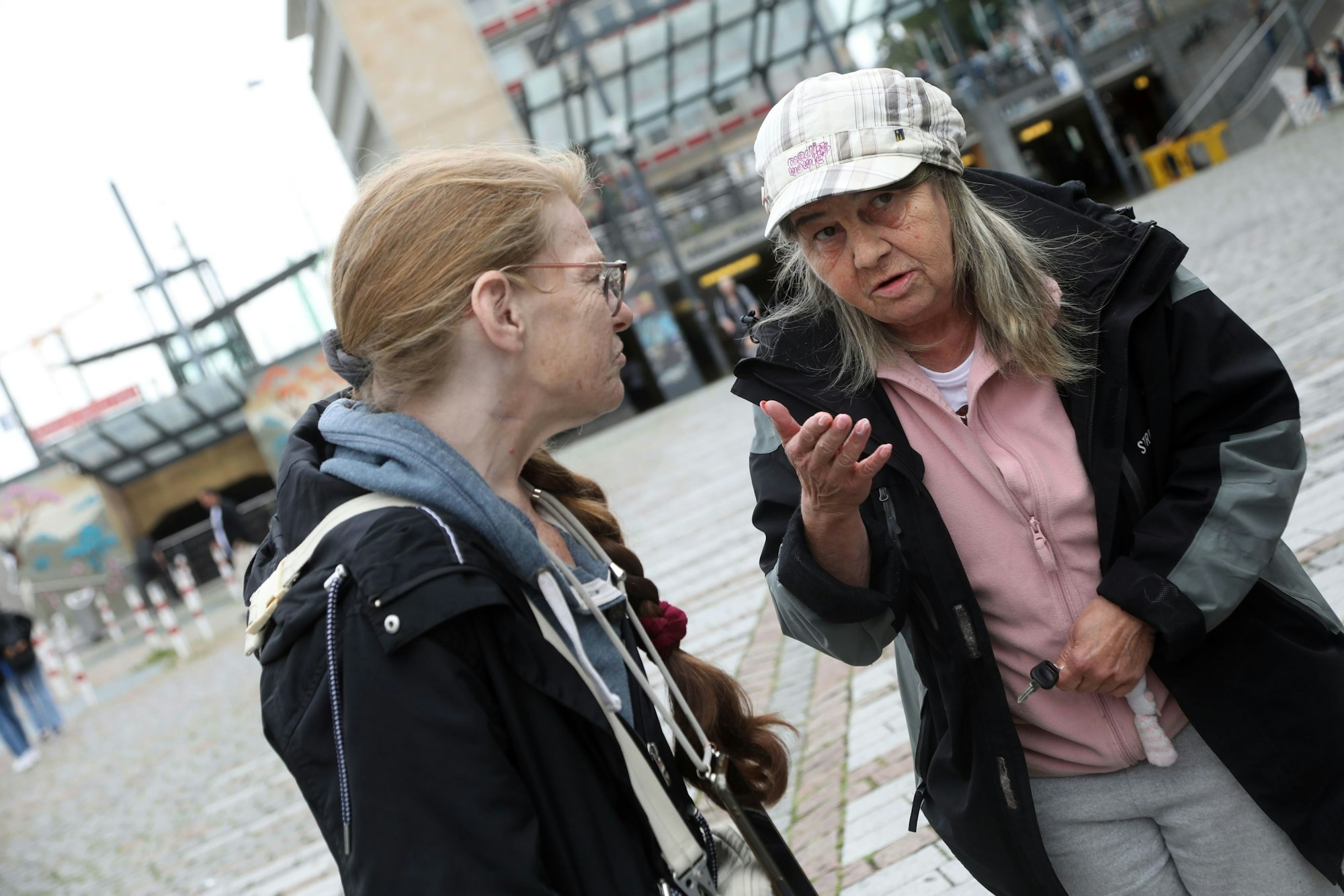 Auf dem Wiener Platz, Linda Rennings im Gespräch mit einer Frau.