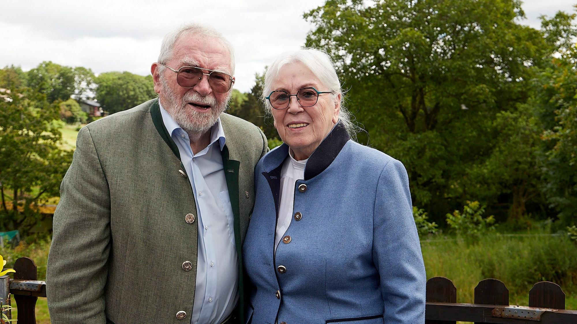 Doris und Dieter Bertram stehen in der Natur.