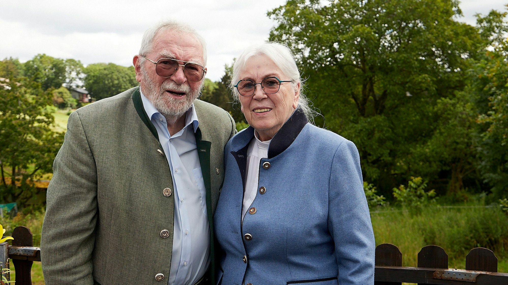 Doris und Dieter Bertram stehen in der Natur.