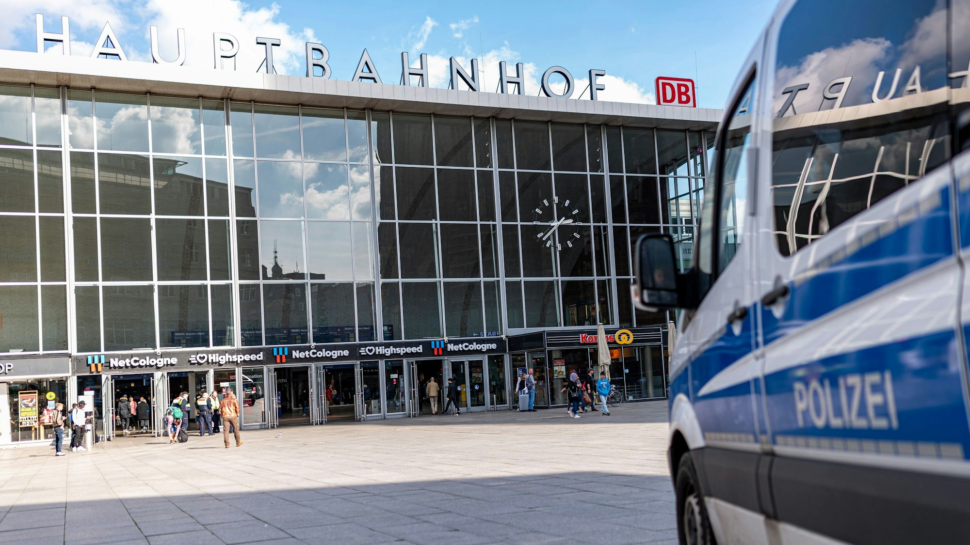 Polizeiauto vor dem Kölner Hauptbahnhof