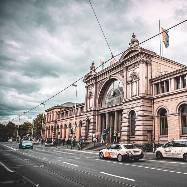 Wartende Taxis vor dem Bonner Hauptbahnhof.
