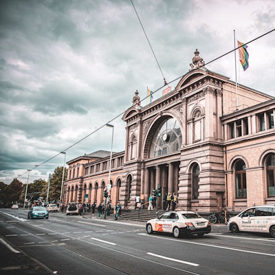 Wartende Taxis vor dem Bonner Hauptbahnhof.