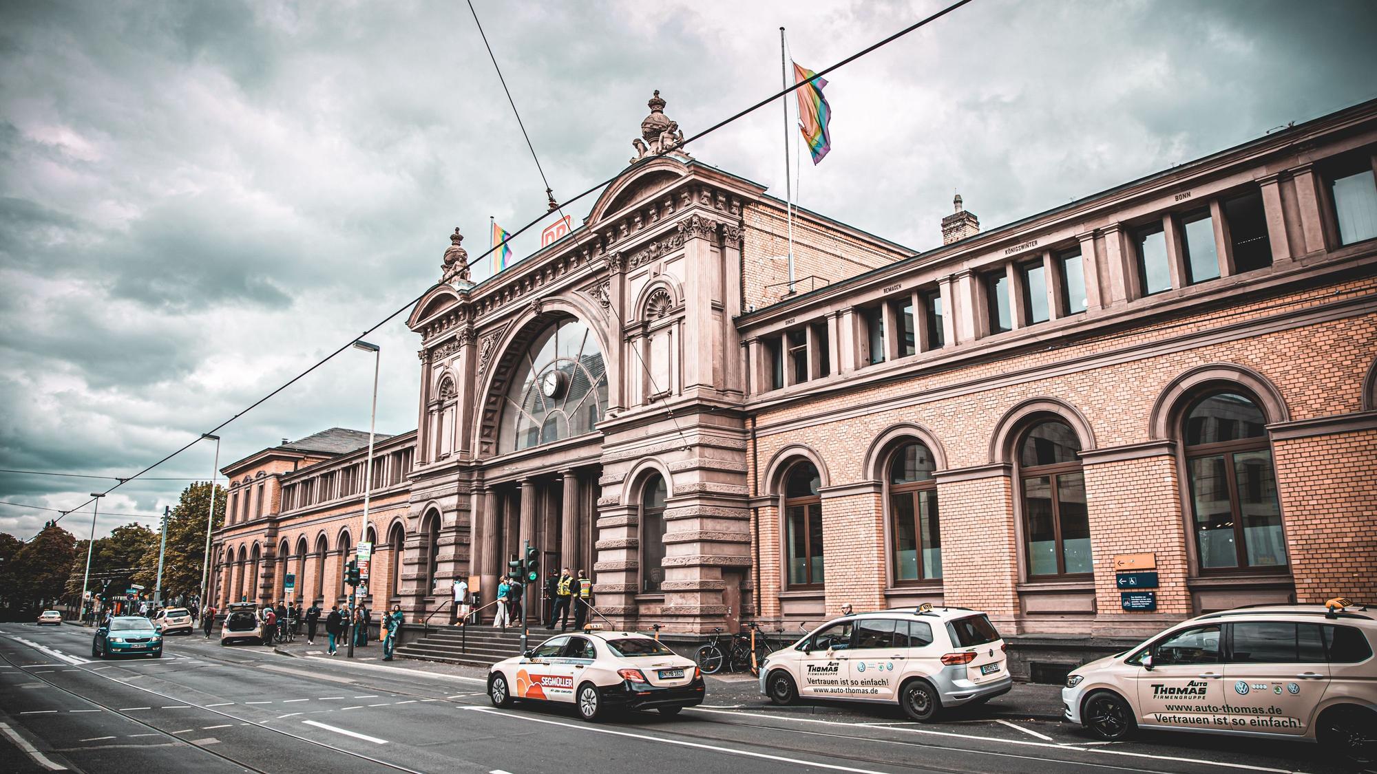 Wartende Taxis vor dem Bonner Hauptbahnhof.