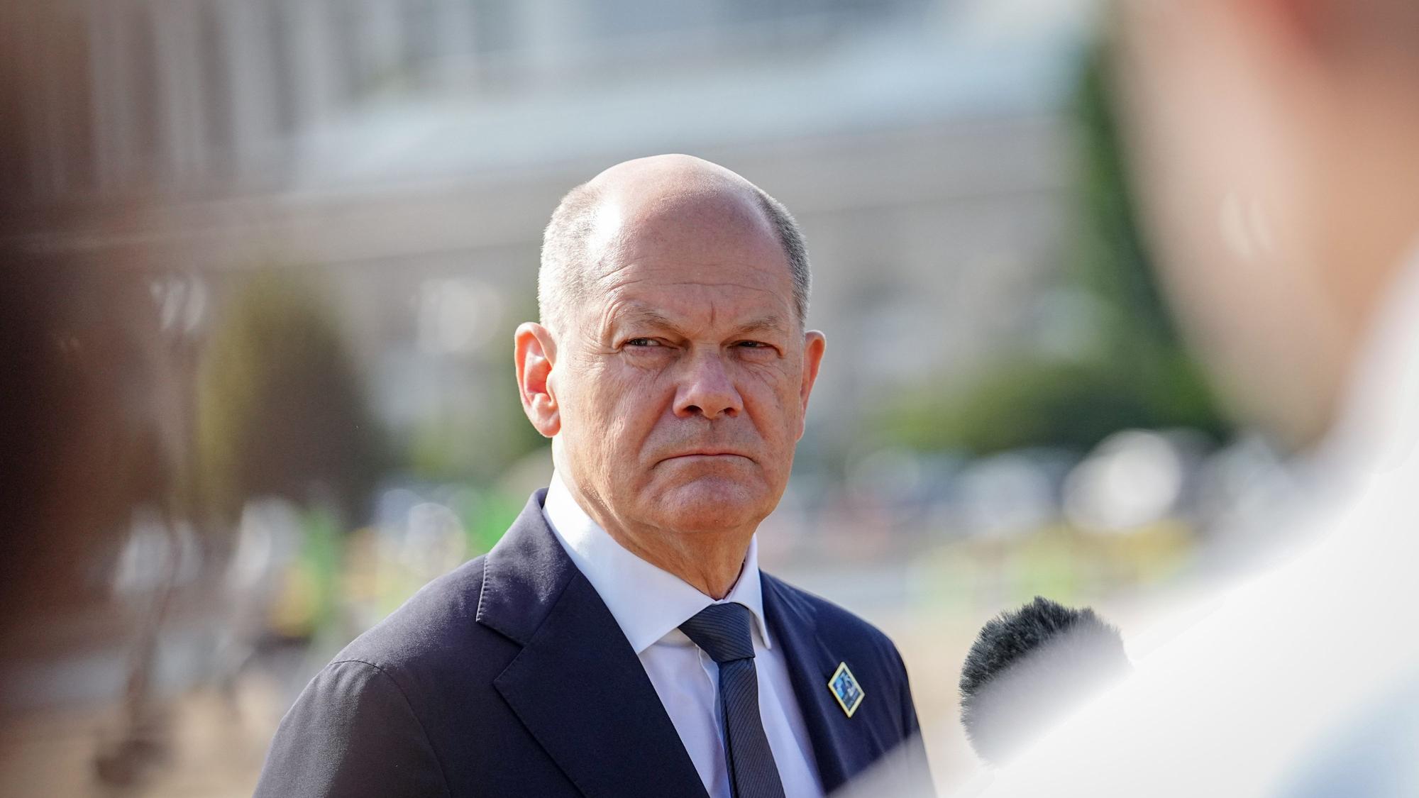 Bundeskanzler Olaf Scholz (SPD) gibt am Rande des Nato-Gipfels ein Pressestatement.