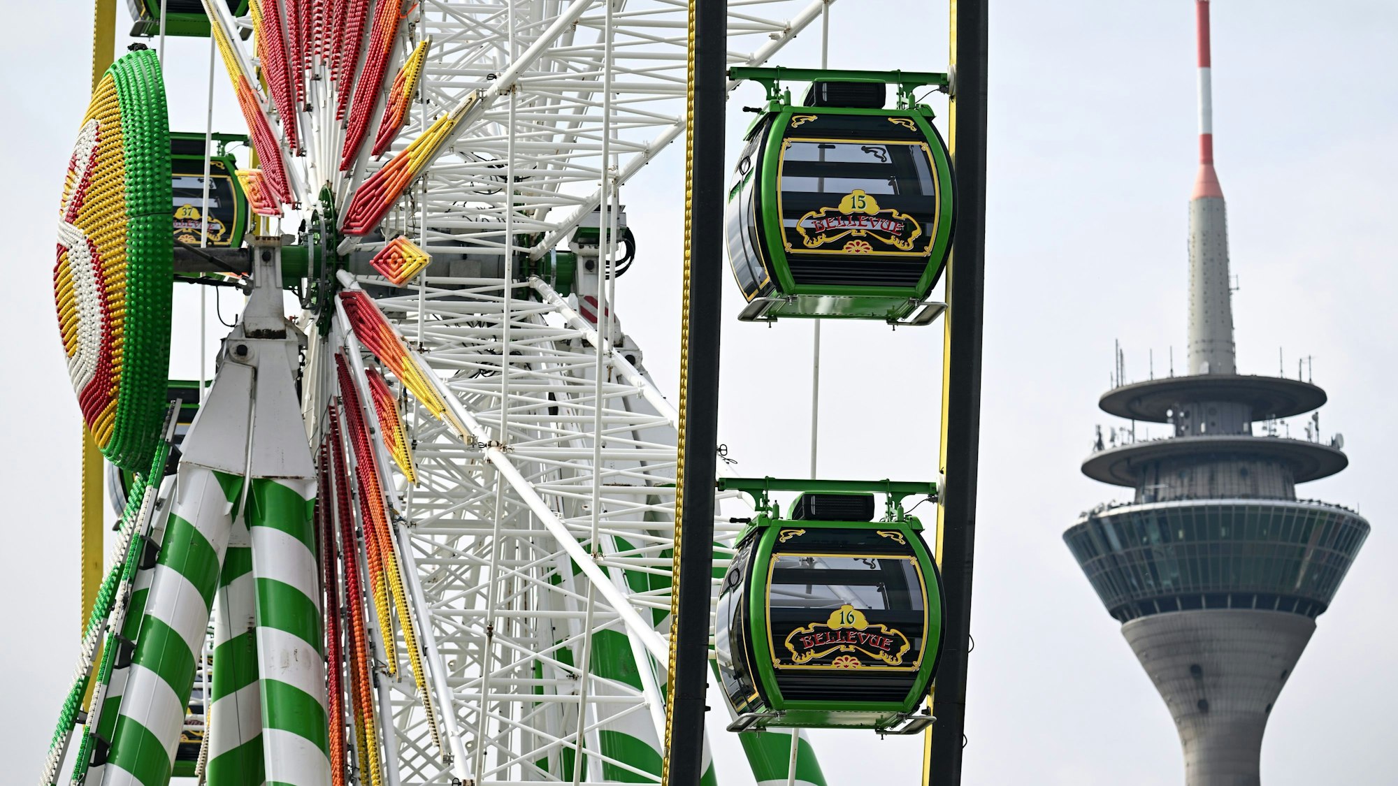 Ein Riesenrad steht auf dem Gelände der Düsseldorfer Rheinkirmes. Vom 12. bis 21 Juli findet die Rheinkirmes in Düsseldorf statt.