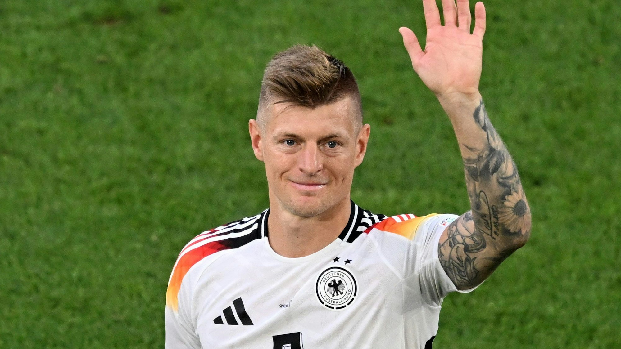 Deutschlands Toni Kroos verabschiedet sich von den Fans.